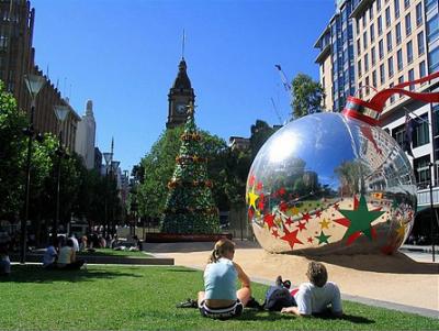 Christmas in Melbourne, Australia by Synyan via Wikimedia commons. Christmas in Melbourne scene